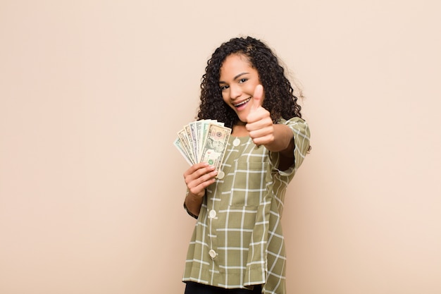 sentindo-se orgulhoso, despreocupado, confiante e feliz, sorrindo positivamente com polegares para cima