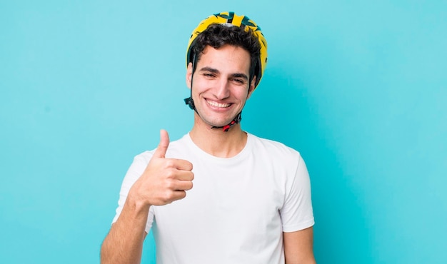 Sentindo-se orgulhoso sorrindo positivamente com polegares para cima