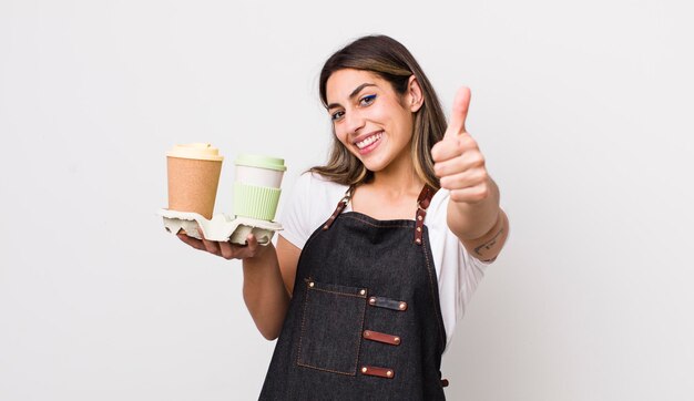 Sentindo-se orgulhoso sorrindo positivamente com polegares para cima