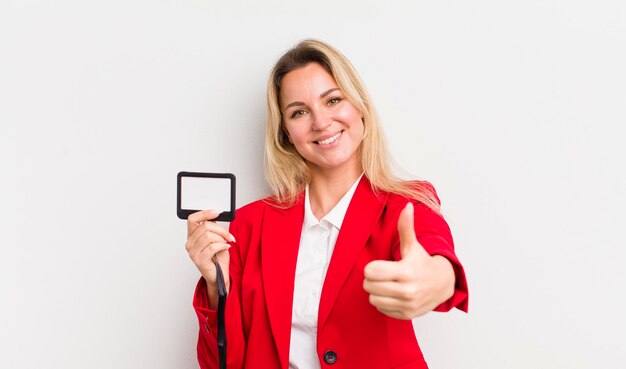 Sentindo-se orgulhoso sorrindo positivamente com polegares para cima