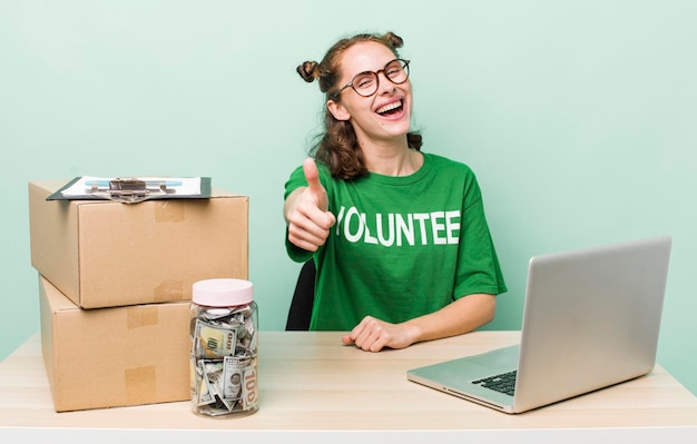 Sentindo-se orgulhoso sorrindo positivamente com polegares para cima