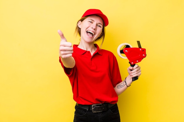 Sentindo-se orgulhoso sorrindo positivamente com polegares para cima