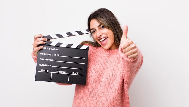 Sentindo-se orgulhoso sorrindo positivamente com polegares para cima