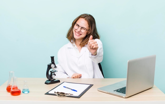 Sentindo-se orgulhoso sorrindo positivamente com polegares para cima