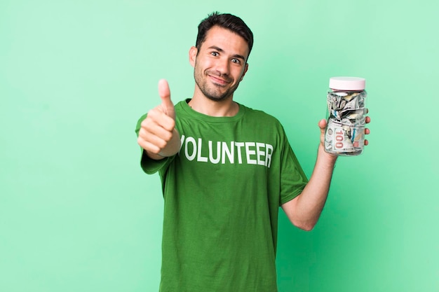 Sentindo-se orgulhoso sorrindo positivamente com polegares para cima