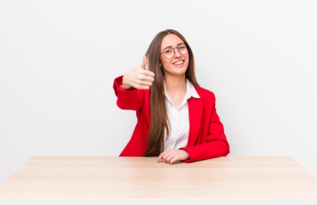 Sentindo-se orgulhoso sorrindo positivamente com polegares para cima