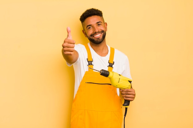 Foto sentindo-se orgulhoso sorrindo positivamente com polegares para cima