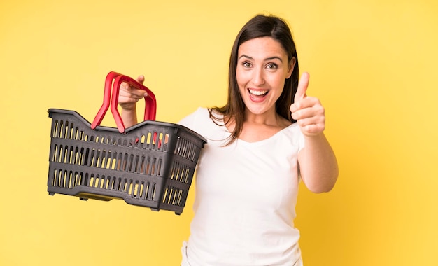 Foto sentindo-se orgulhoso sorrindo positivamente com polegares para cima