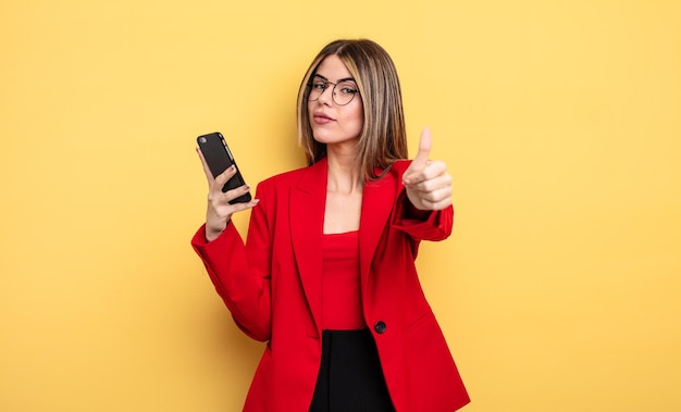 Sentindo-se orgulhoso sorrindo positivamente com polegares para cima