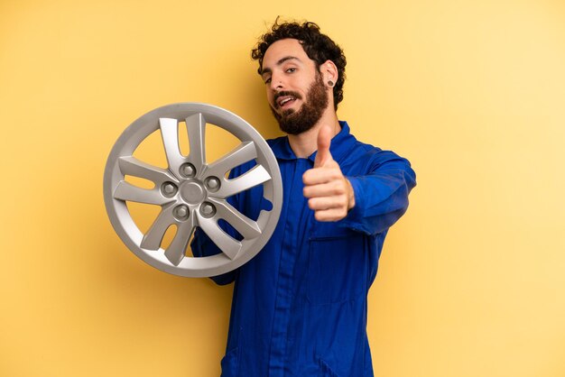 Sentindo-se orgulhoso sorrindo positivamente com polegares para cima