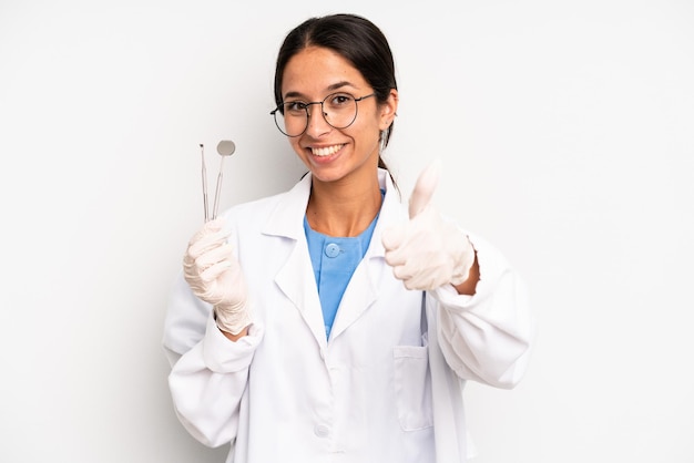 Sentindo-se orgulhoso sorrindo positivamente com polegares para cima