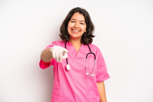 Sentindo-se orgulhoso sorrindo positivamente com polegares para cima