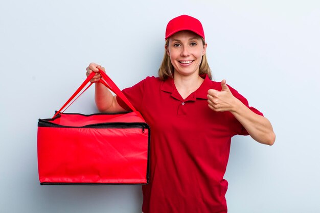 Sentindo-se orgulhoso sorrindo positivamente com polegares para cima