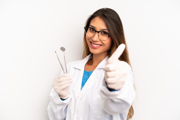 Foto sentindo-se orgulhoso sorrindo positivamente com polegares para cima