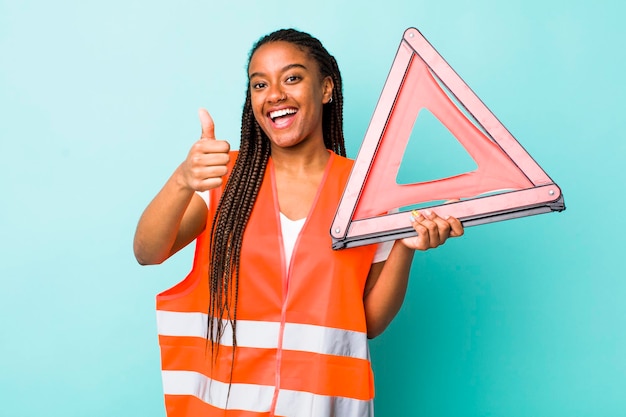 Sentindo-se orgulhoso sorrindo positivamente com polegares para cima