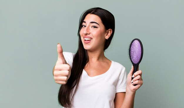 Foto sentindo-se orgulhoso sorrindo positivamente com polegares para cima