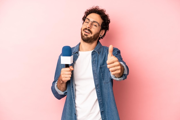 Sentindo-se orgulhoso sorrindo positivamente com polegares para cima