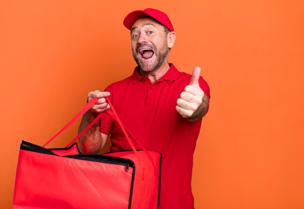 Sentindo-se orgulhoso sorrindo positivamente com polegares para cima