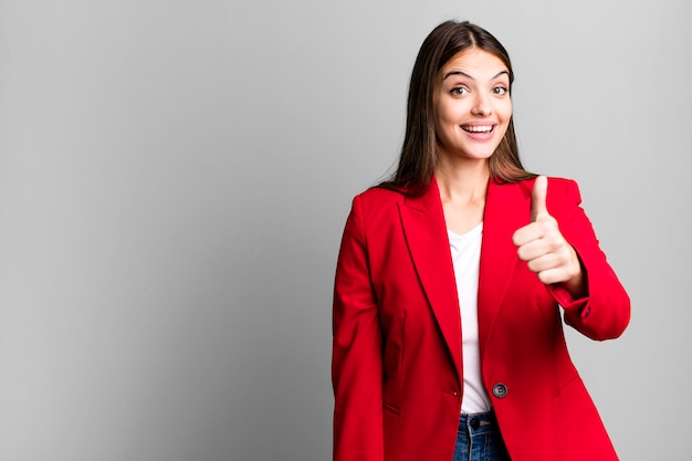 Sentindo-se orgulhoso sorrindo positivamente com polegares para cima