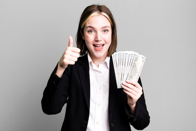 Sentindo-se orgulhoso sorrindo positivamente com polegares para cima