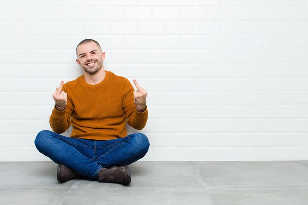 Foto sentindo-se provocador, agressivo e obsceno, sacudindo o dedo médio, com uma atitude rebelde