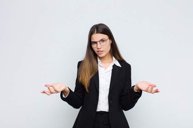 sentindo-se sem noção e confuso, sem ter certeza de qual escolha ou opção escolher, imaginando