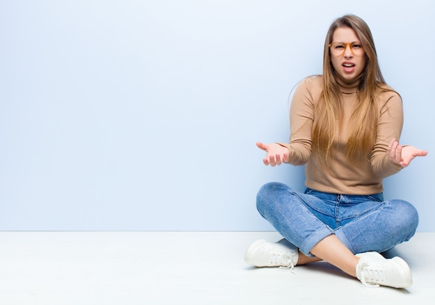 sentindo-se sem noção e confuso, sem ter certeza de qual escolha ou opção escolher, imaginando