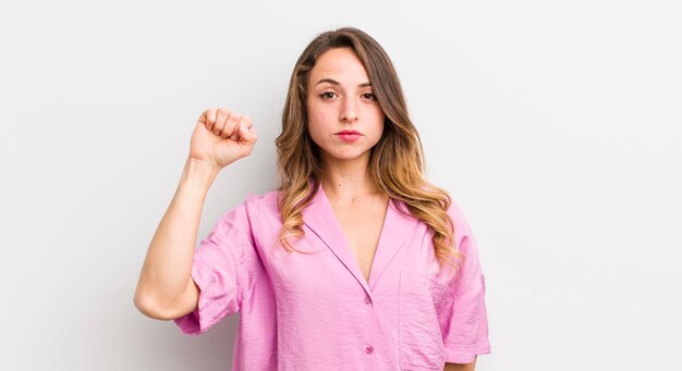 sentindo-se seriamente forte e rebelde levantando o punho protestando ou lutando pela revolução