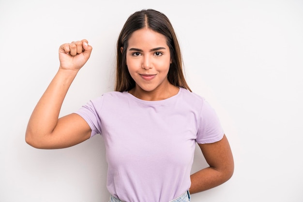 Sentindo-se seriamente forte e rebelde levantando o punho protestando ou lutando pela revolução