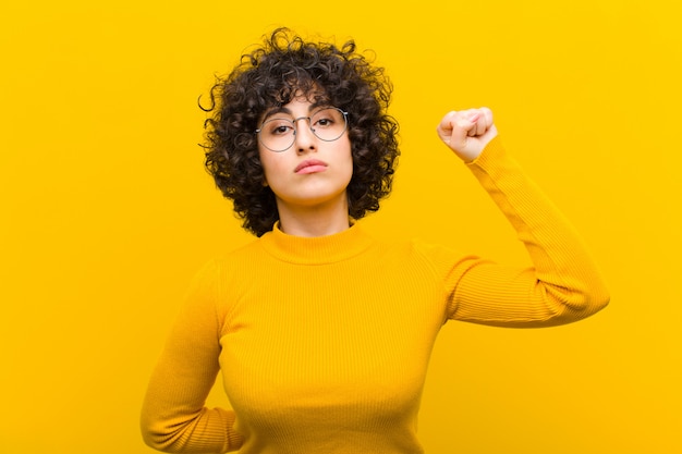 Sentindo-se sério, forte e rebelde, levantando o punho, protestando ou lutando pela revolução