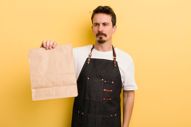 Sentindo-se triste, chateado ou com raiva e olhando para o lado, o conceito de entrega de fast food