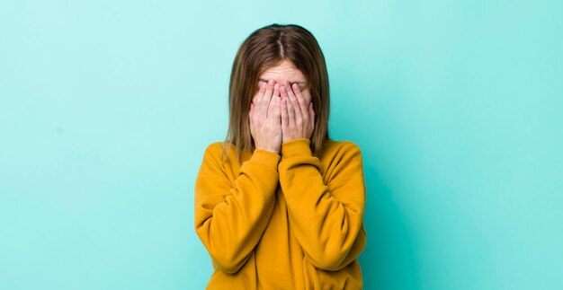 Sentindo-se triste, frustrado, nervoso e deprimido cobrindo o rosto com ambas as mãos chorando