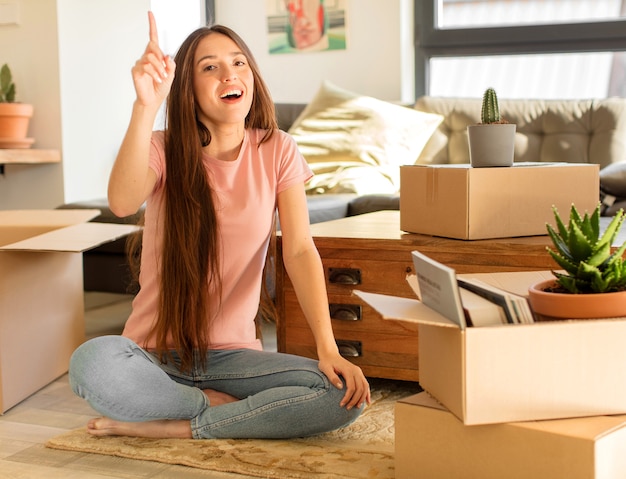 sentindo-se um gênio feliz e animado depois de realizar uma ideia, levantando o dedo alegremente, eureka!