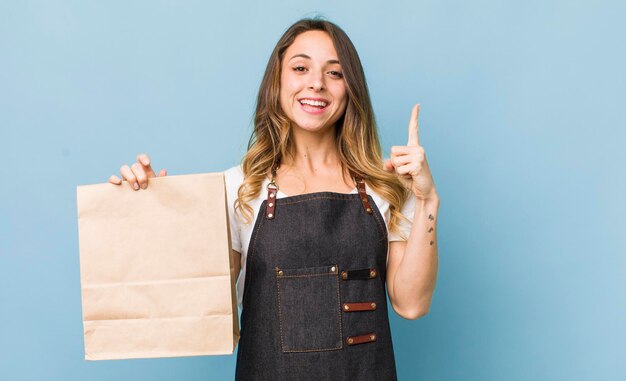 sentindo-se um gênio feliz e animado depois de realizar uma ideia