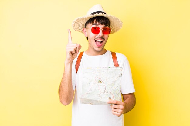 sentindo-se um gênio feliz e animado depois de realizar uma ideia