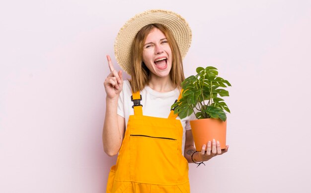 sentindo-se um gênio feliz e animado depois de realizar uma ideia