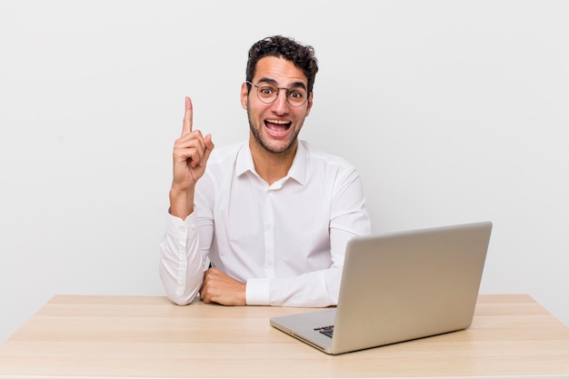 sentindo-se um gênio feliz e animado depois de realizar uma ideia