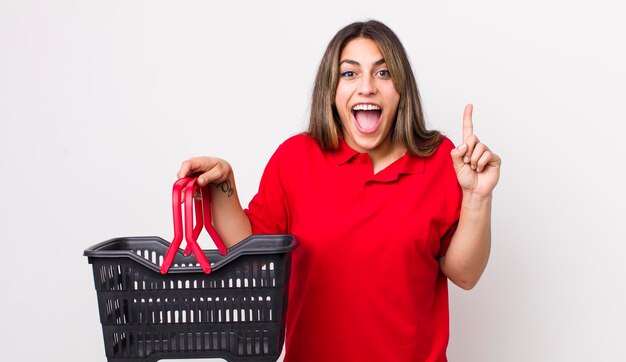 sentindo-se um gênio feliz e animado depois de realizar uma ideia