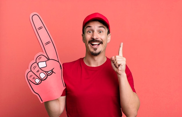 Sentindo-se um gênio feliz e animado depois de realizar uma ideia