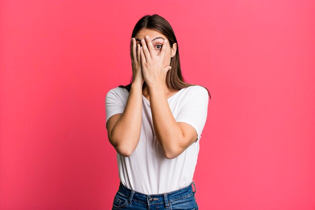 Sentir medo ou vergonha de espiar ou espiar com os olhos semi-cobertos com as mãos