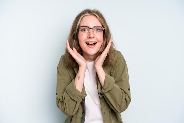 Sentir-se chocado e excitado rir-se espantado e feliz por causa de uma surpresa inesperada