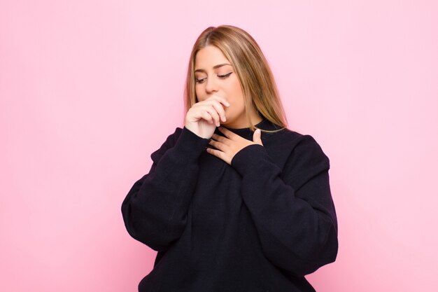 sentir-se doente com sintomas de dor de garganta e gripe, tosse com a boca coberta