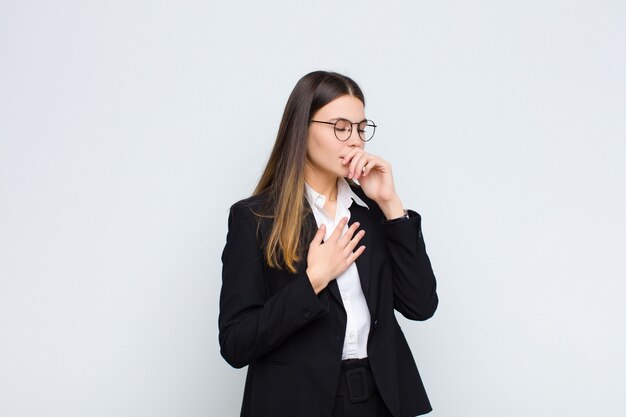 Sentir-se doente com sintomas de dor de garganta e gripe, tosse com a boca coberta