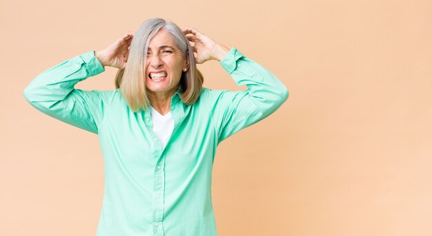 sentir-se estressado, preocupado, ansioso ou assustado, com as mãos na cabeça, entrando em pânico por engano