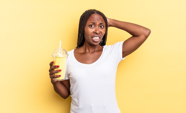 Sentir-se estressado, preocupado, ansioso ou com medo, com as mãos na cabeça, entrando em pânico por engano. conceito de milkshake