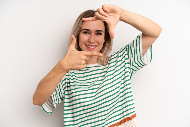 Sentir-se feliz, amigável e positivo, sorrindo e fazendo um retrato ou moldura com as mãos