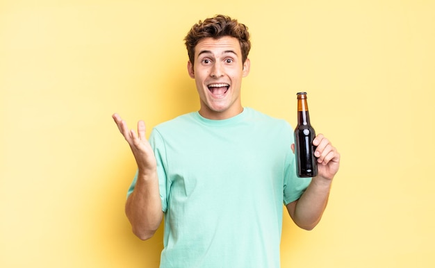 Sentir-se feliz, excitado, surpreso ou chocado, sorrindo e surpreso com algo inacreditável. conceito de garrafa de cerveja