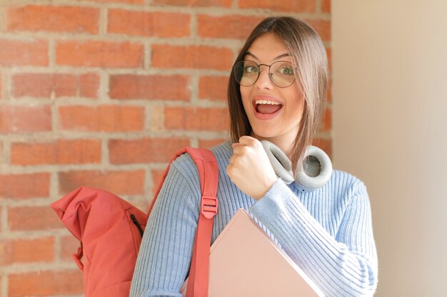 Foto sentir-se feliz, positivo e bem-sucedido, motivado para enfrentar um desafio ou comemorar bons resultados