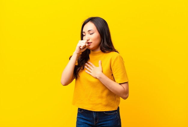 sentir-se mal com dor de garganta e sintomas de gripe, tosse com a boca coberta