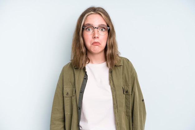 Sentir-se triste e estressado chateado por causa de uma má surpresa com um olhar negativo e ansioso